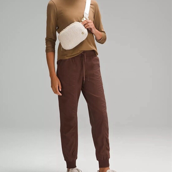 NWT Lululemon Everywhere Fanny Belt Bag 2L Fleece - White Opal Gold - Picture 4 of 4